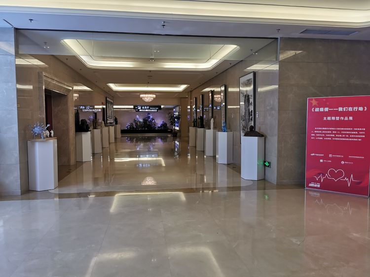 節(jié)慶美陳中如何體現(xiàn)商場品牌理念？